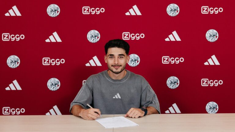 Raúl Moro firma con el Ajax en las instalaciones del club holandés