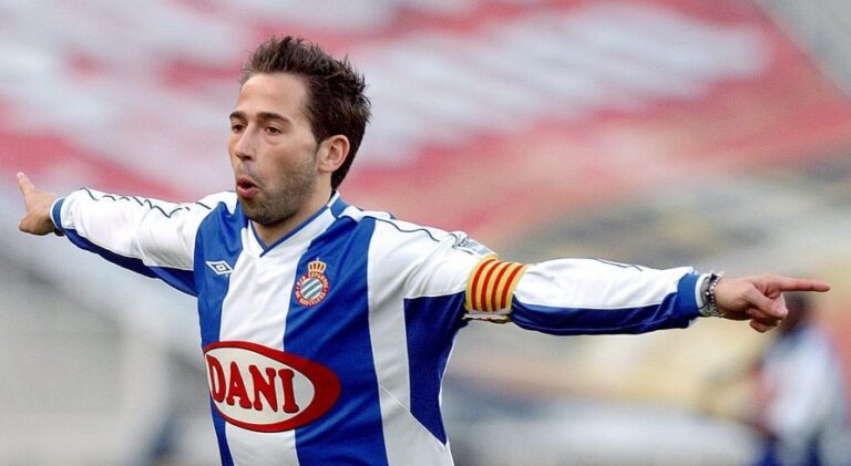 Raúl Tamudo luce el brazalete del 21 en una celebración con el Espanyol