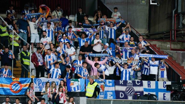 Cerca de 50 pericos se desplazaron a Vallecas la temporada pasada para apoyar al Espanyol