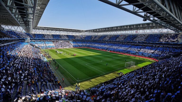 La afición recibe al Espanyol con un mosaico