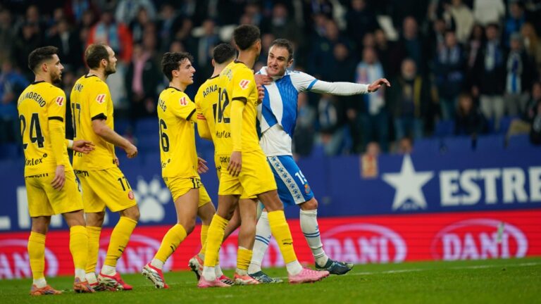 El vestuario del Espanyol reacciona al lanzamiento de objetos Kike García, en el Espanyol - Girona FC