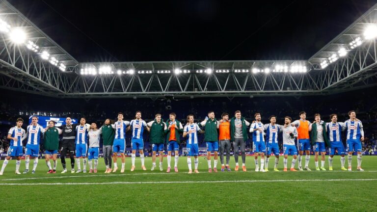 El Espanyol celebra con la grada del RCDE Stadium la victoria ante el Rayo Vallecano