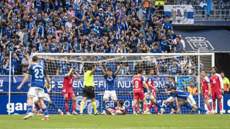 El Real Oviedo celebra el único gol del partido ante el Espanyol