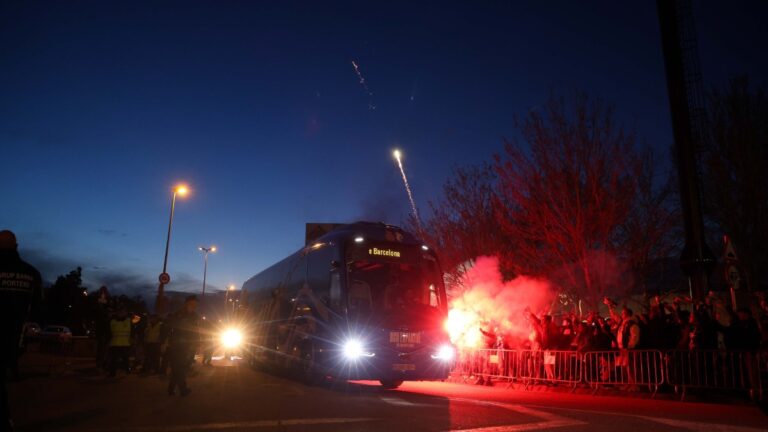 Fiel recibimiento de la afición perica al Espanyol El autobús del Espanyol es recibido por sus aficionados en el RCDE Stadium
