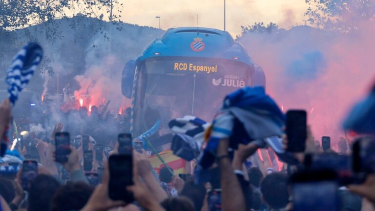 La afición del Espanyol recibe al autobús del equipo antes del derbi