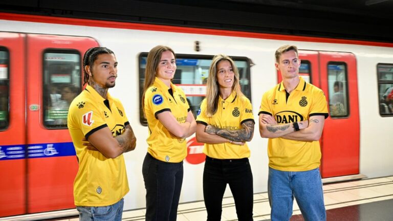 Dolan, Júlia Guerra, Baudet y Pol Lozano presentaron en el Metro de Barcelona la camiseta del 125 aniversario