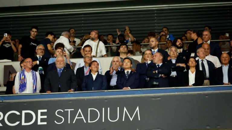 Alan Pace, en el palco del RCDE Stadium durante el Espanyol - Atlético de Madrid