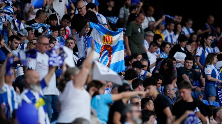 La afición perica tiñió de blanquiazul las gradas del RCDE Stadium en el Espanyol - Real Sociedad