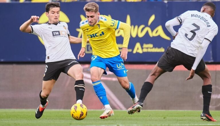 Robert Navarro, jugador de la Real Sociedad que la pasada campaña actuó cedido en el Cádiz CF, interesaría al Espanyol