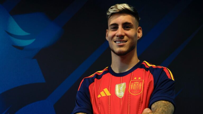 Roberto Fernández viste la camiseta de España en el RCDE Stadium celebrando su convocatoria
