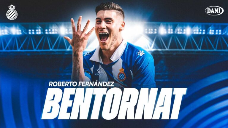 Roberto Fernández luce la blanquiazul en el túnel de vestuarios del RCDE Stadium