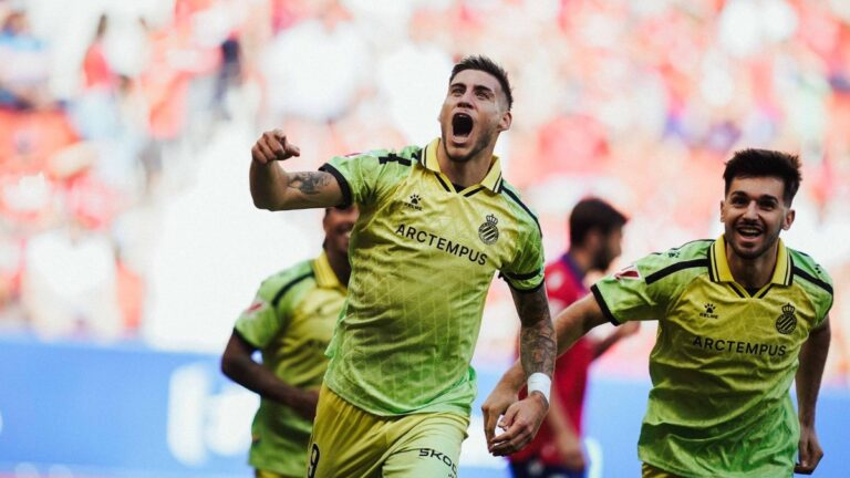 Roberto Fernández celebra con la afición desplazada uno de sus goles en El Sadar