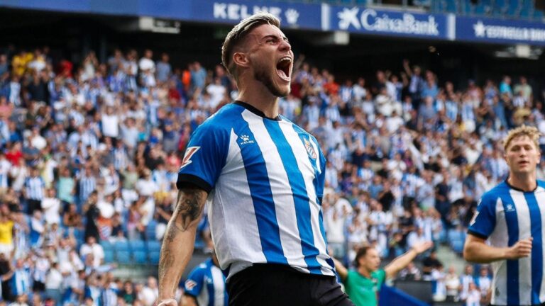 Roberto Fernández celebra en el RCDE Stadium uno de sus goles contra el Levante UD