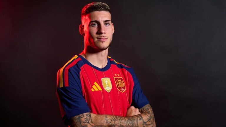 Roberto Fernández vista la camiseta roja de españa