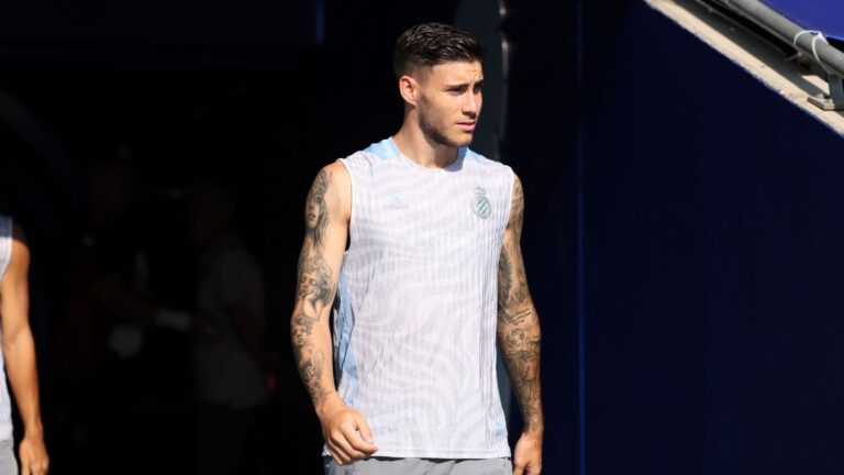Roberto Fernández antes de empezar un entrenamiento en el RCDE Stadium