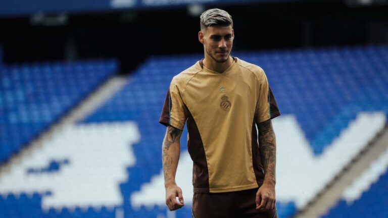 Roberto Fernández: «Todas las ofertas que han venido por mí las decide el club» Roberto Fernández entrena con el Espanyol en el RCDE Stadium