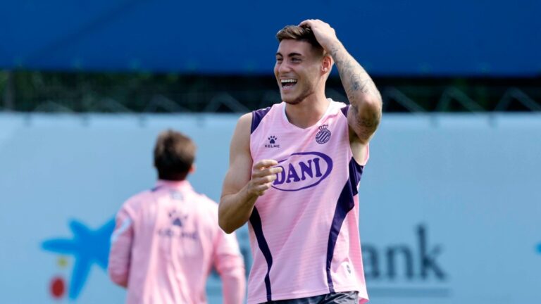 Roberto Fernández sonríe en un entrenamiento con el Espanyol