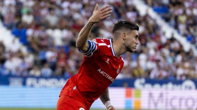 Roberto Fernández se alegra por su sexto gol de la temporada con el Espanyol