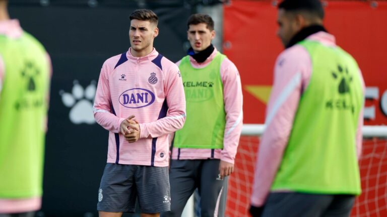 Roberto Fernández entrena en la CE Dani Jarque con el Espanyol