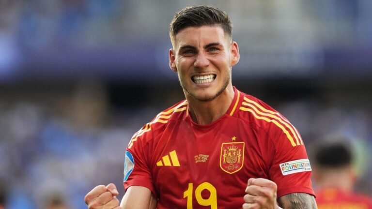 Roberto Fernández celebra su gol en el 88' que clasifica a España sub-21 para los cuartos de final del europeo