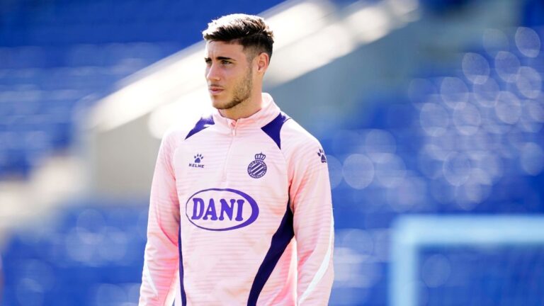 Roberto Fernández atiende a Manolo González en el RCDE Stadium