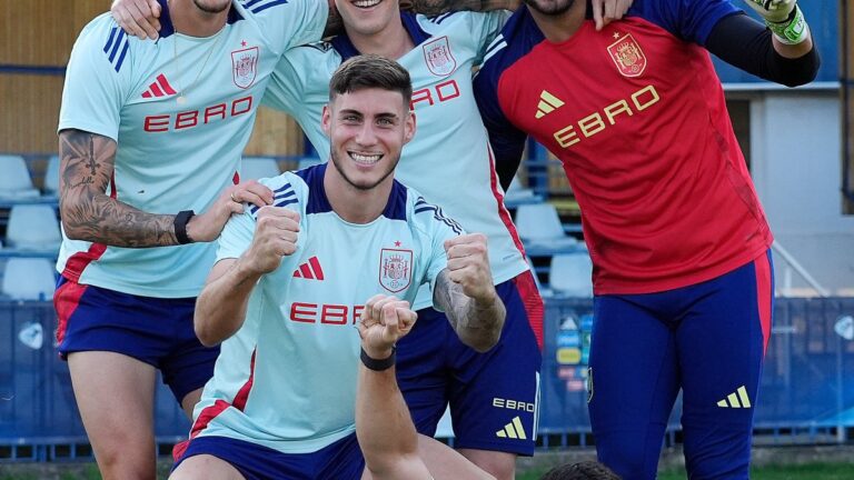 Roberto Fernández celebra formar parte del equipo ganador en un entrenamiento con la Selección española sub-21