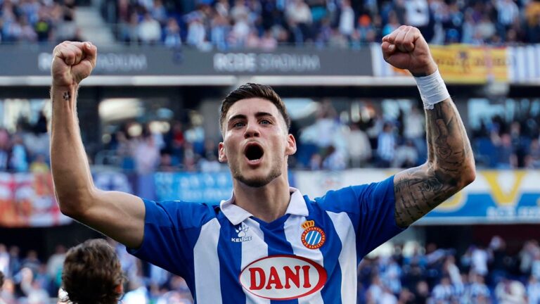 Roberto Fernández celebra con la grada del RCDE Stadium su gol ante el Real Betis