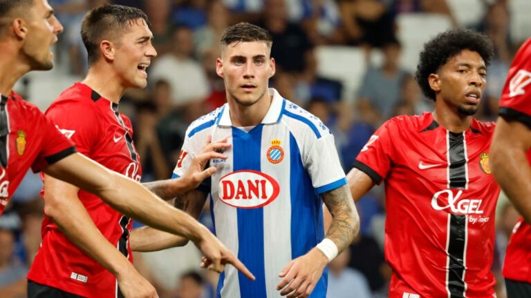 Roberto Fernández, en una jugada de ataque del Espanyol - RCD Mallorca