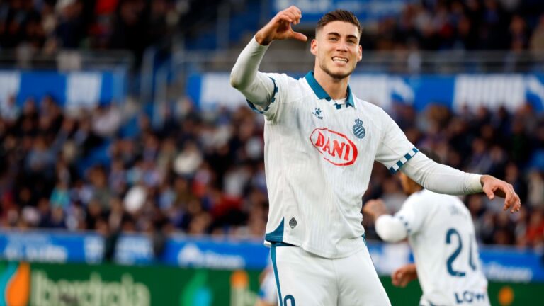 Roberto Fernández: «El Alavés ha salido con más ganas» Roberto Fernández celebra un gol en Mendizorroza