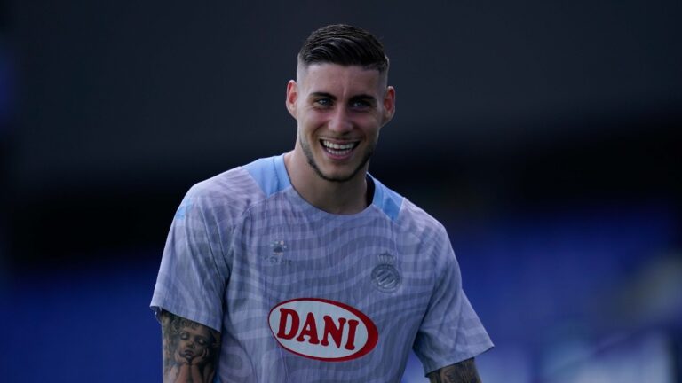 Roberto Fernández, ante una temporada con varios retos por delante Roberto Fernández entrena en la RCDE Stadium