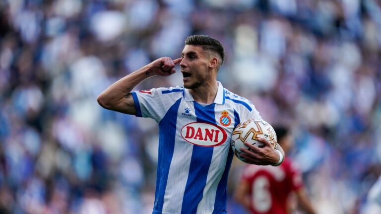 Roberto Fernández celebra su gol ante el Getafe CF