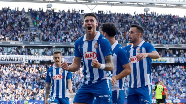 Roberto Fernández celebra un gol en el RCDE Stadium