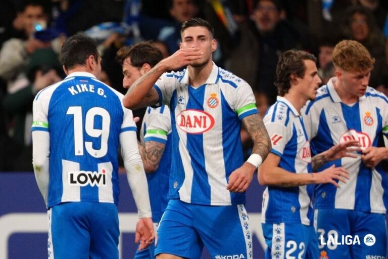 Roberto Fernández marca en el RCDE Stadium el 1-0 ante el Alavés