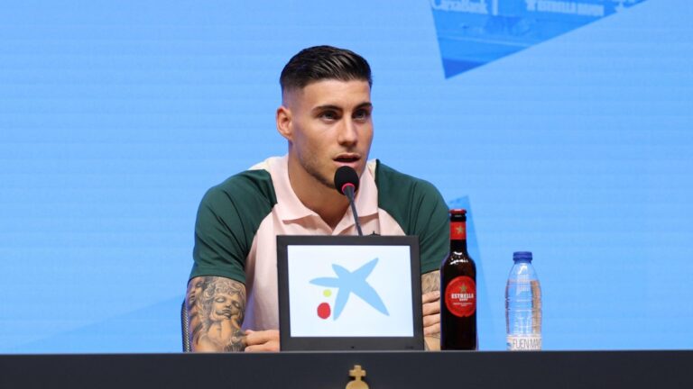 Roberto Fernández es presentado en el RCDE Stadium como jugador en propiedad del Espanyol