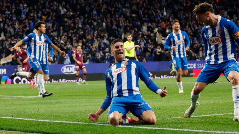 Roberto Fernández celebra su gol en su debut con el Espanyol
