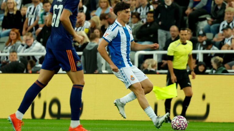 Roger Hinojo conduce un balón en el Newcastle - Espanyol