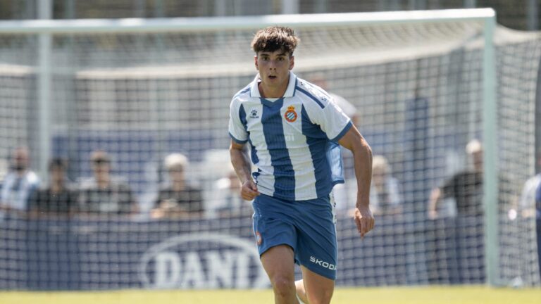 Roger Hinojo conduce un balón en el Espanyol - Southamtpon FC en la CE Dani Jarque