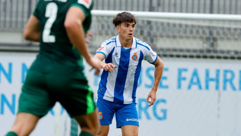 Roger Hinojo conduce un balón en el Wolfsburgo - Espanyol