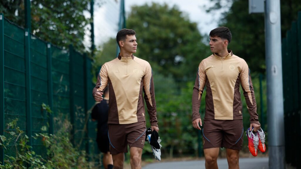 Roger Hinojo: "Carlos Romero terminó a un nivel altísimo, pero yo vengo a hacer mi camino" 2 Roger Hinojo y Gabriel Moscardo, antes de un entrenamiento en Burnley