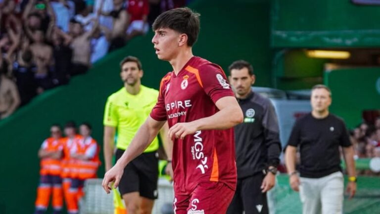 Roger Hinojo inicia una jugada en el Racing de Santander 2-4 Cultural y Deportiva Leonesa