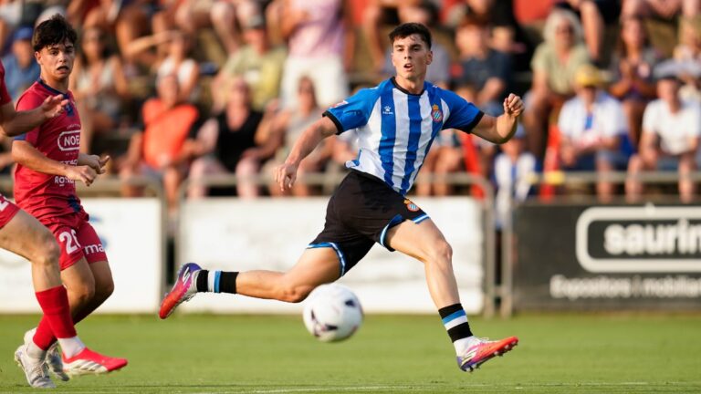 Roger Hinojo pisa fuerte en la pretemporada con el Espanyol Roger Hinojo, en el amistoso entre la UE Olot - Espanyol