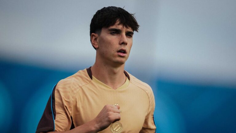 Roger Hinojo pasa al farolillo amarillo Roger Hinojo entrena con el Espanyol en la CE Dani Jarque