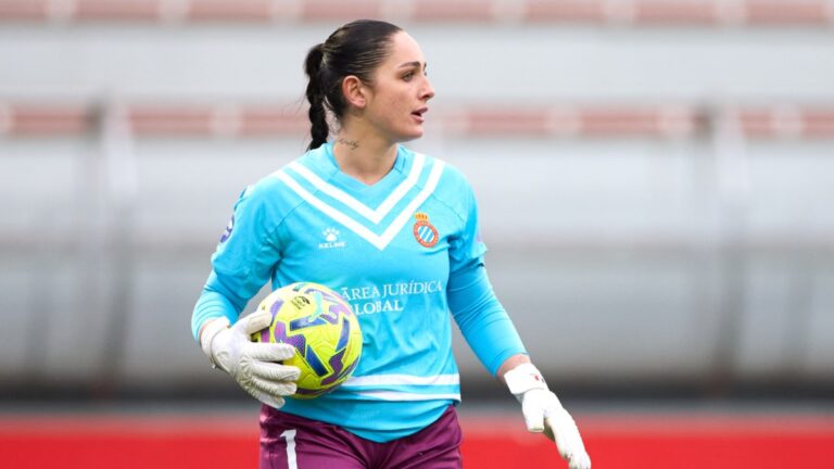 Romy Salvador reina en la portería de la Liga F Romy Salvador coge el balón en Lezama