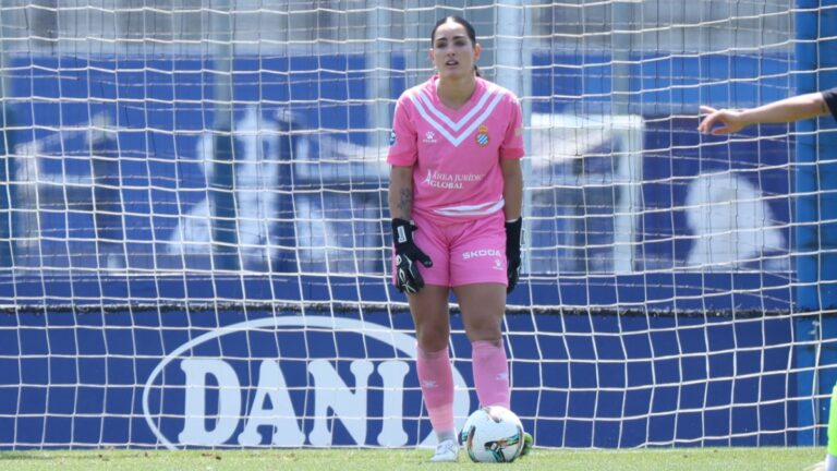 Romy Salvador, en un saque de puerta en el Espanyol Femenino - Betis Féminas