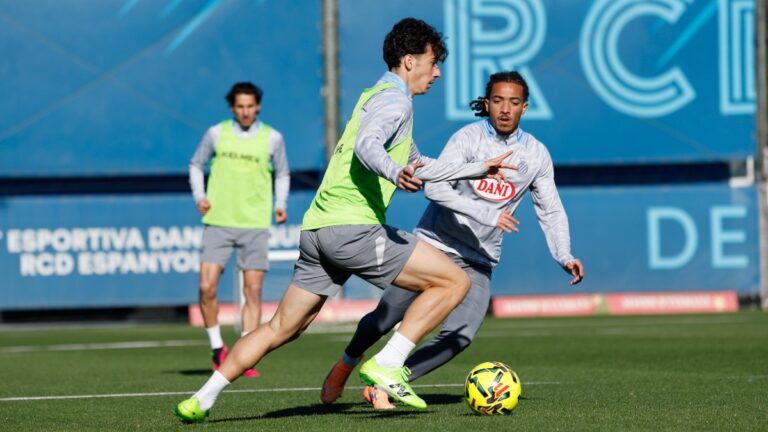 La ronda de extremos en el Espanyol Antoniu Roca y Luca Koleosho en un ejercicio de un calentamiento con el Espanyol