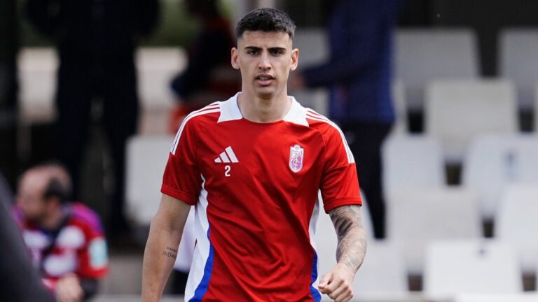 Rubén Sánchez, sobre el verde de Cartagonova con el Granada CF