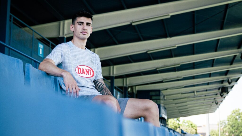 Rubén Sánchez: "Me queda un año de contrato en el Espanyol y lo voy a cumplir" 1 Rubén Sánchez, en la CE Dani Jarque con 'El 1900'