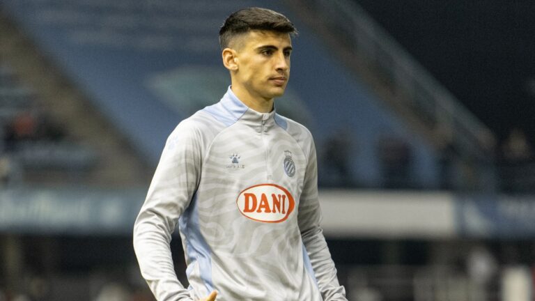 Rubén Sánchez calienta para la eliminatoria de Copa del Rey antre el Atlètic Lleida - Espanyol