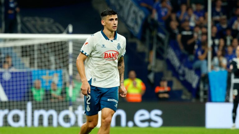 Rubén Sánchez conduce un balón en el Carlos Tartiere de Oviedo