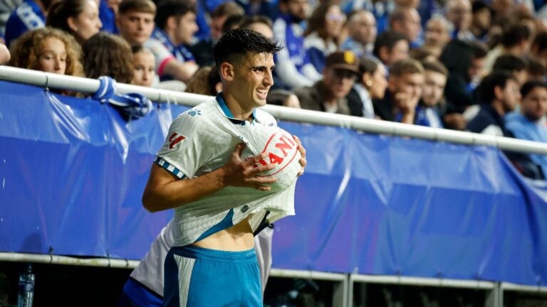 Rubén Sánchez seca un balón en el Real Oviedo - Espanyol, en su estreno como titular